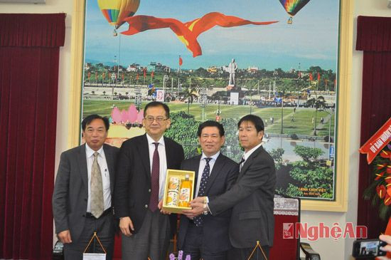 Đại diện JICA Nhật Bản trao quà lưu niệm cho lãnh đạo tỉnh Nghệ An