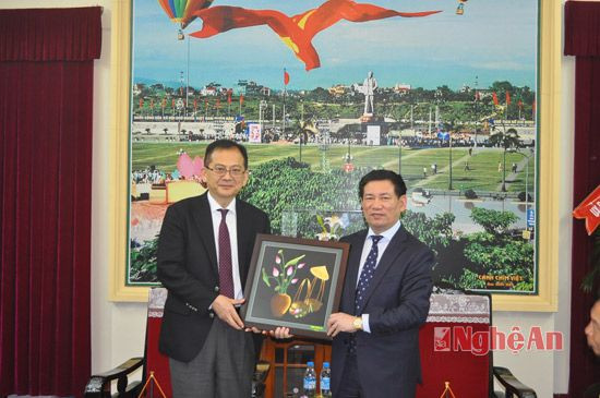 Đồng chí Bí thư Tỉnh ủy trao quà lưu niệm cho Ngài Tsuno- Trưởng đoàn công tác JICA Nhật Bản tại Việt Nam