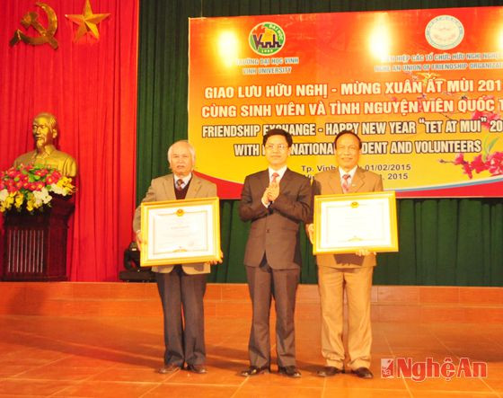 Thừa ủy quyền của Thủ tướng Chính phủ, đồng chí Nguyễn Xuân Sơn đã trao tặng Bằng khen của hai cá nhân có thành tích xuất sắc trong công tác đối ngoại nhân dân