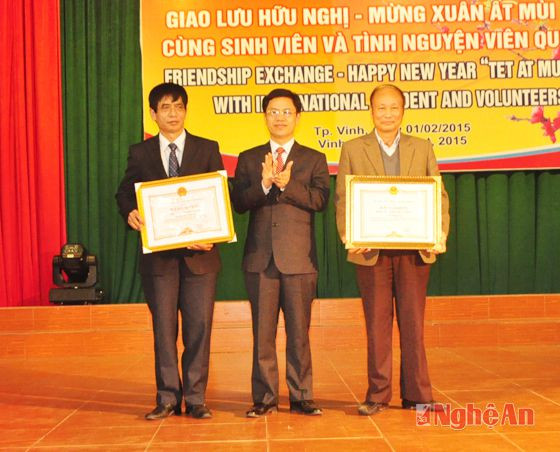 Đồng chí Nguyễn Xuân Sơn trao tặng Bằng khen của UBND tỉnh cho các tập thể có nhiều đóng góp trong công tác đối ngoại nhân dân của tỉnh