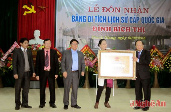 Đồng chí Hoàng Tuấn Anh, Bộ Trưởng Bộ Văn hóa, TT&DL trao Bằng Di tích lịch sử cấp Quốc gia Đình Bích Thị 