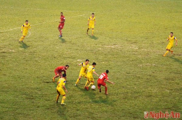 Trận đấu đang diễn ra hấp dẫn trên sân Vinh.