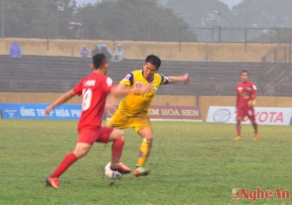 Sông Lam Nghệ An đang chơi chủ động trước Thanh Hóa.