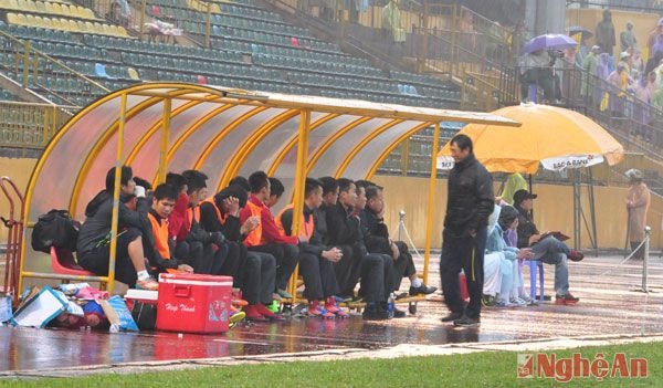 HLV Vũ Quang Bảo thất vọng trước màn trình diễn của các cầu thủ.
