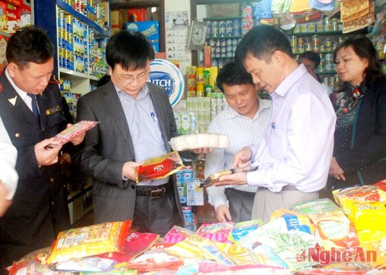 BSCK2 Bùi Đình Long - Giám đốc Sở Y tế cùng đoàn kiểm tra liên ngành kiểm tra 1 cơ sở kinh doanh bánh kẹo trên địa bàn TP Vinh