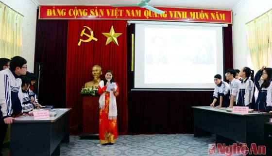 Hai đội đến từ trường THPT chuyên Phan Bội Châu và trường THPT Huỳnh Thúc Kháng tham gia phần thi câu hỏi nhanh