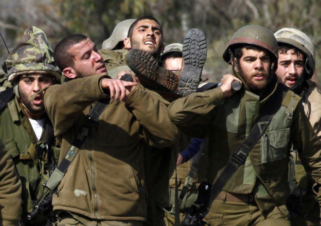 Lính Israel bị thương trong cuộc dụng độ trên đường biên giới với Liban. (Ảnh: Getty Images)