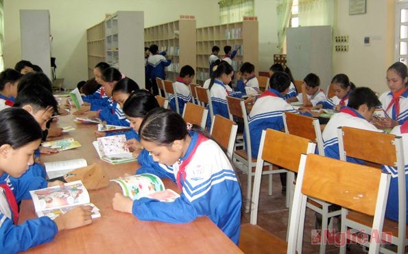 Học sinh Trường THPT Kim Liên đọc sách tại thư viện của trường.  Ảnh: T.L