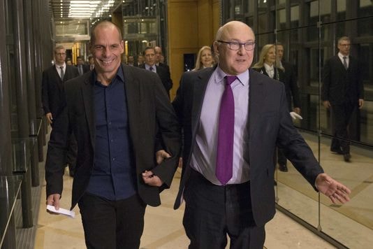 Bộ trưởng Bộ Tài chính Hy Lạp Yanis Varoufakis và người đồng cấp Michel Sapin hôm mồng 1 tháng 2. Ảnh: Reuters/Philippe Wojazer