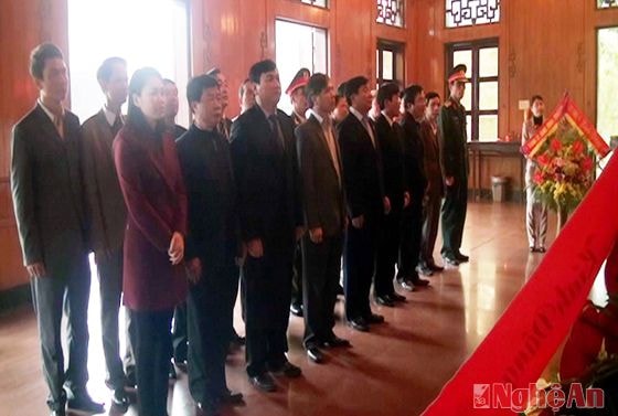 Đoàn lãnh đạo Ban thường vụ thành ủy Vinh báo công với Bác tại khu di tích Kim Liên