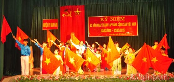 Tiết mục văn nghệ ca ngợi Đảng tại buổi lễ