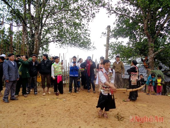 Trai Mông đang nhảy lò cò thổi khèn Mông