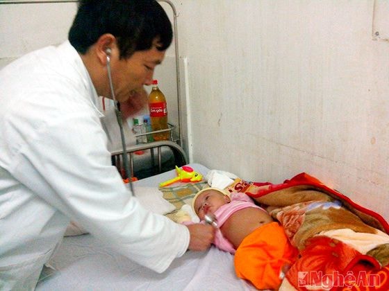 Bác sỹ Nguyễn Văn Sơn đang khám cho bệnh nhi bị ho gà
