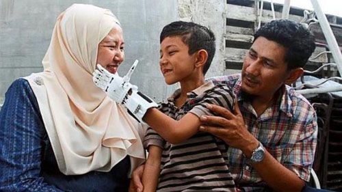  Muhammad Muqri Mifzal Rhemi Rizal cùng bố mẹ. The Star/Asia News Network