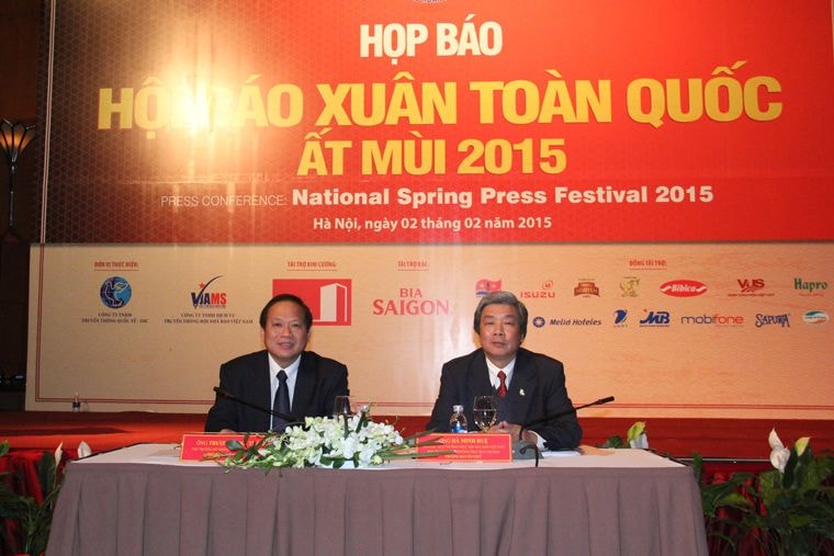Thứ trưởng Bộ TT&TT Trương Minh Tuấn và Phó Chủ tịch Thường trực Hội Nhà báo Việt Nam Hà Minh Huệ chủ trì buổi họp báo.