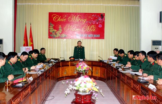 Đồng chí Thiếu tướng Nguyễn Chí Hướng chủ trì buổi làm việc tại Sư đoàn 324