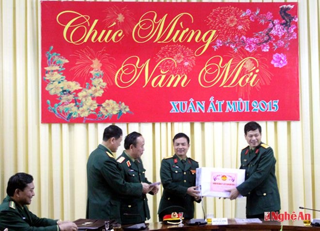 Đồng chí Thiếu tướng Nguyễn Chí Hướng tặng quà chúc mừng cho cán bộ, chiến sĩ Sư đoàn 324