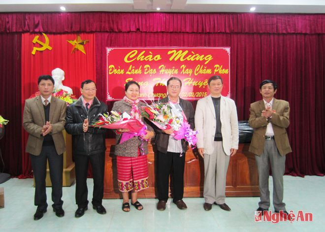  Lãnh đạo Huyện Thanh Chương tặng hoa, quà cho Bí thư- Chủ tịch huyện Xay Chăm Phon và phu nhân