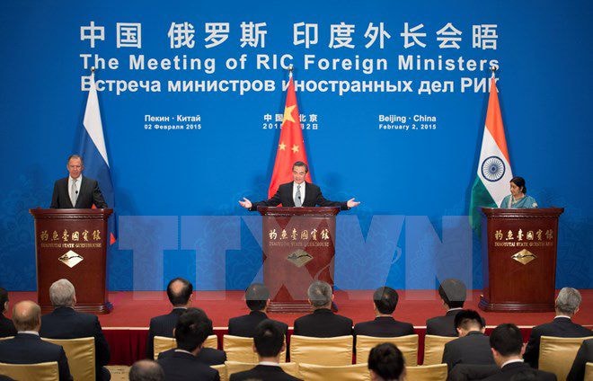 Ngoại trưởng Trung Quốc Vương Nghị (giữa), Ngoại trưởng Nga Sergei Lavrov (trái) và Ngoại trưởng Ấn Độ Sushma Swaraj trong cuộc họp báo chung sau hội nghị. (Nguồn: THX/TTXVN)