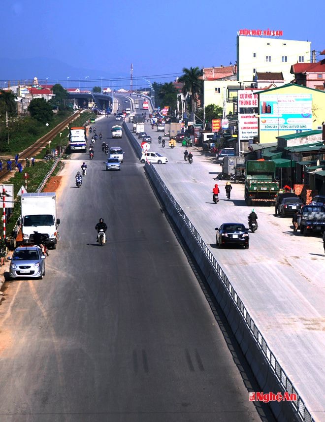 Quốc lộ 1A đoạn vào phía Bắc Thành phố Vinh được đầu tư  nâng cấp. Ảnh: Sỹ Minh