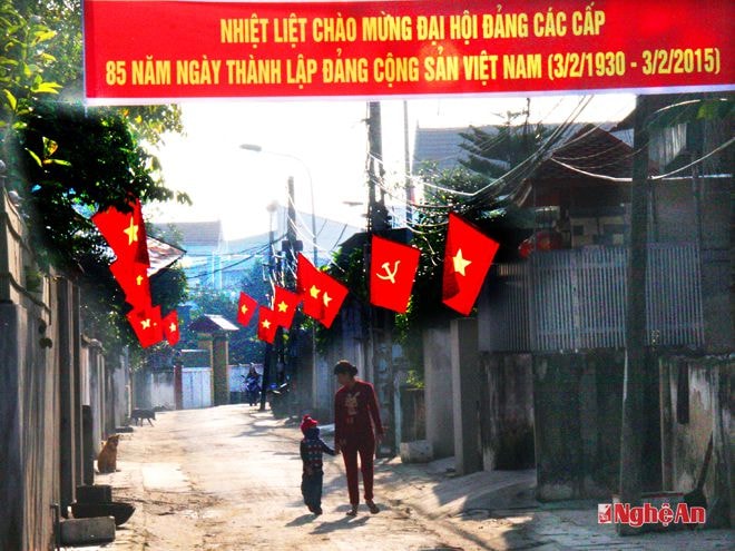 Ngõ phố khối 3, Thị trấn Cầu Giát (Quỳnh Lưu) treo cờ mừng Đảng, mừng Xuân.