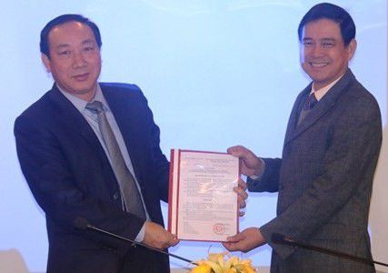 Thứ trưởng Nguyễn Hồng Trường trao Quyết định cho Thiếu tướng Vũ Đỗ Anh Dũng (bên phải). Ảnh mt.gov.vn