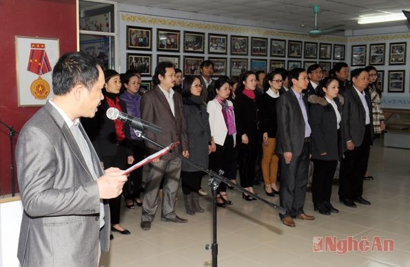 Cán bộ, đảng viên Báo Nghệ An làm lễ tưởng niệm Chủ tịch Hồ Chí Minh và các anh hùng liệt sỹ.