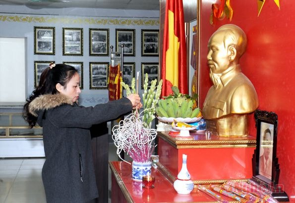 Đồng chí Phạm Thị Hồng Toan - Tỉnh ủy viên, Bí thư Đảng ủy, Tổng biên tập Báo Nghệ An dâng nén hương thơm lên anh linh Chủ tịch Hồ Chí Minh và các anh hùng liệt sỹ