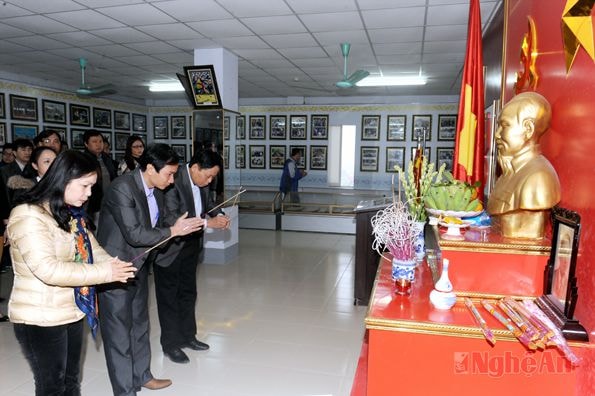 Các đồng chí Phó Tổng biên tập Báo Nghệ An dâng hương