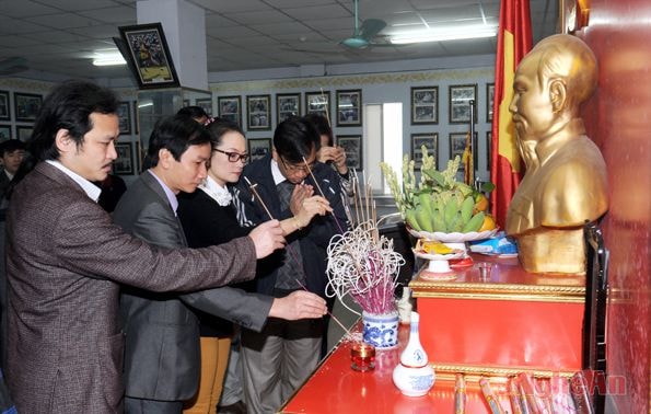 Cán bộ, đảng viên Báo Nghệ An dâng hương.