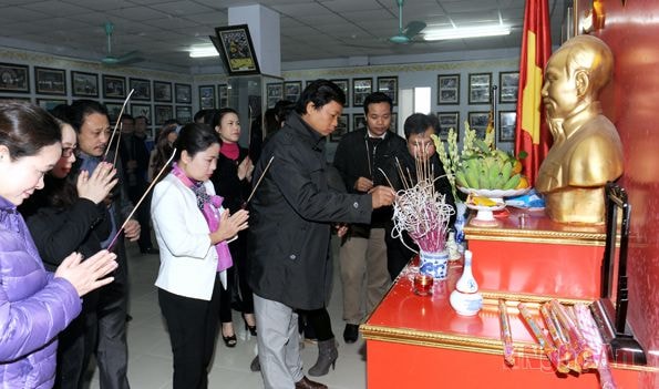 Cán bộ, đảng viên Báo Nghệ An dâng hương.