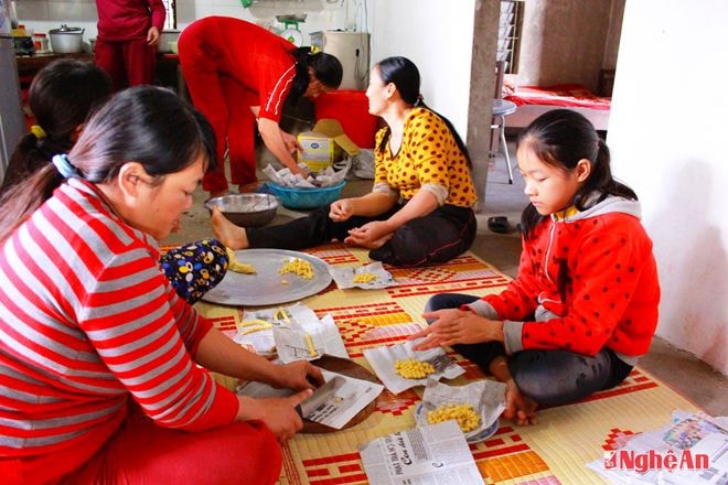 Xã viên Hợp tác xã xóm 3 (Hưng Tân, Hưng Nguyên) làm bánh cà.                    Ảnh: P. Ngân