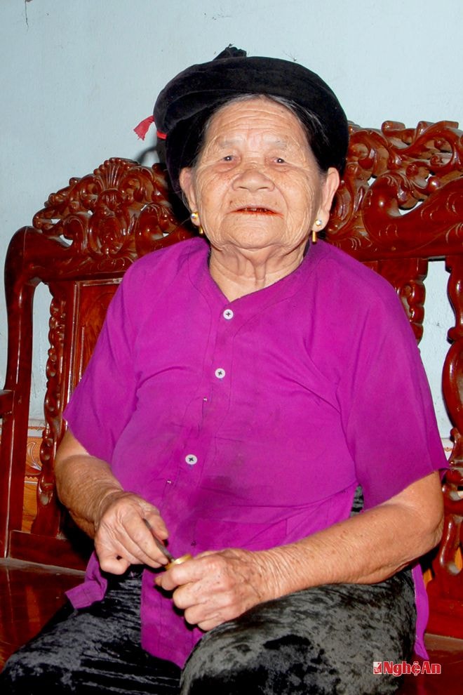 Mẹ Hoàng Thị Thìn.  Ảnh: Hồ Các