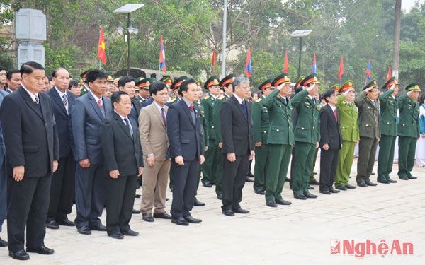 Các đại biểu Trung ương, địa phương và nước bạn Lào tham dự buổi lễ.