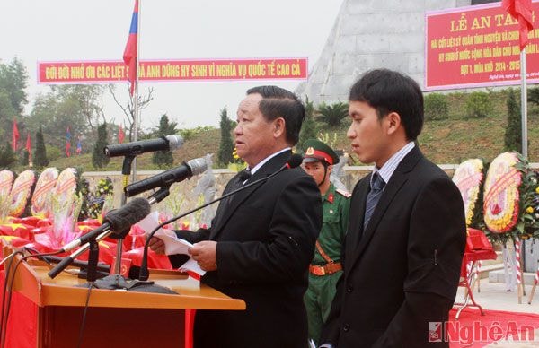 Đại diện nước bạn Lào phát biểu cảm ơn quân tình nguyện và chuyên gia Việt Nam hi sinh vì sự nghiệp quốc tế cao cả.