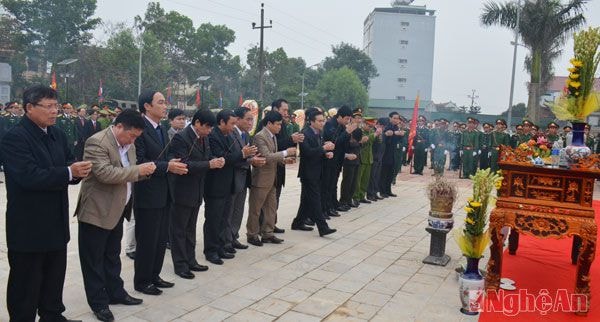 Các đại biểu dâng hương tưởng niệm các anh hùng liệt sĩ.