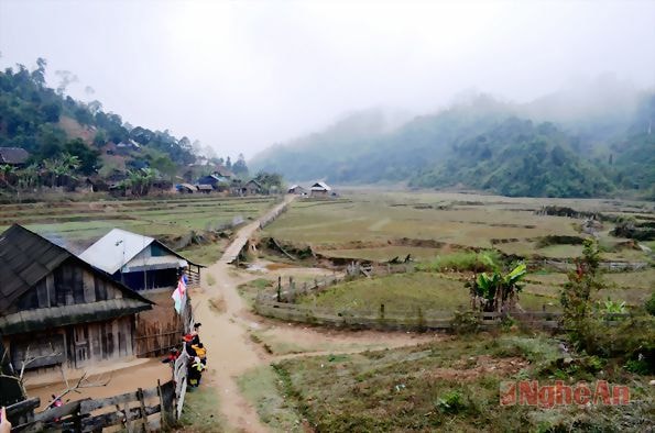 Trung tâm bản Mường Lống