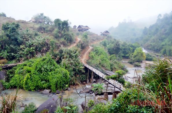 Vào bản Mường Lống còn phải đi qua 1 cây cầu gỗ nhỏ