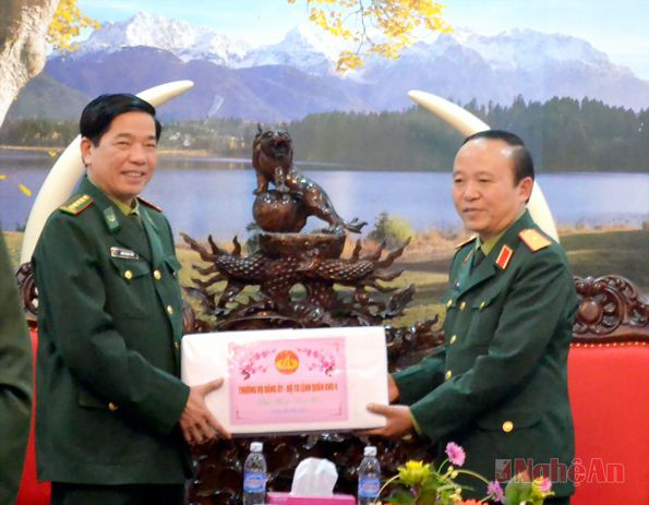 Thiếu tướng Nguyễn Chí Hướng tặng quà cán bộ, chiến sỹ BĐBP Nghệ An.