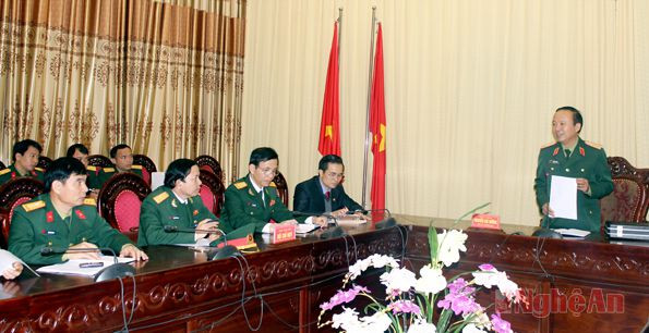 Thiếu tướng Nguyễn Chí Hướng phát biểu tại buổi làm việc.