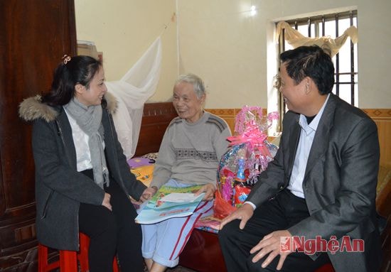 Đồng chí Phạm Thị Hồng Toan tặng quà, thăm hỏi ông Lâm Văn Huệ và gia đình