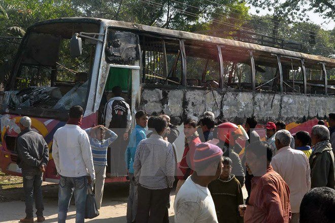  Hiện trường một vụ tấn công bằng bom xăng tại Bangladesh. (Nguồn: AFP/TTXVN)