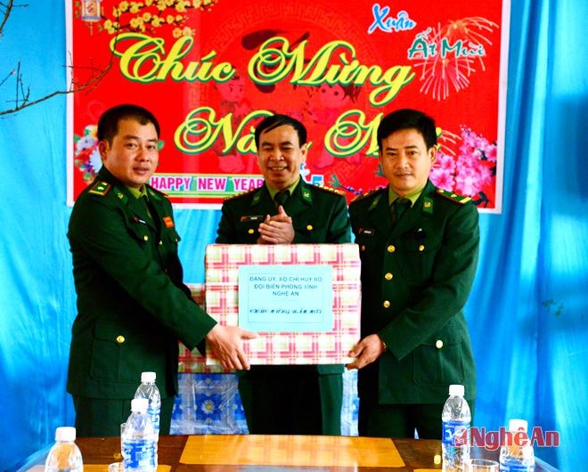 Đồng chí Vi Hải Việt trao quà cho các chiến sỹ đồn biên phòng Mỹ Lý