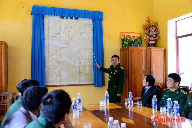 Thiếu tá Trần Quốc Thắng - Chỉ huy trưởng đồn biên phòng Mỹ Lý báo cáo tình hình an ninh - chính trị, đối ngoại trên địa bàn