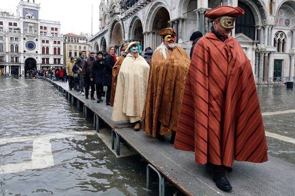 Venice Carnival 2015 tổ chức từ ngày 1/2 đến ngày 17/2. Được mệnh danh là thành phố kênh đào, nhưng năm nay lễ hội không tránh khỏi mực nước dâng lên quá cao, ngập cả quảng trường St Mark.