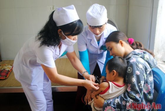 Tiêm chủng cho trẻ ở phường Hưng Dũng (TP. Vinh). Ảnh: Đ.N