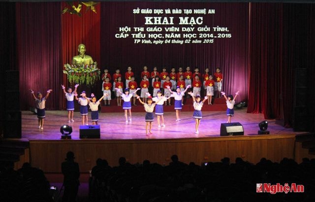 Học sinh tiểu học Thành phố Vinh biểu diễn văn nghệ  chào mừng hội thi