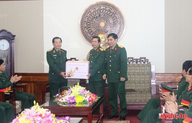 Thượng tướng Mai Quang Phấn tặng quà chúc tết đơn vị