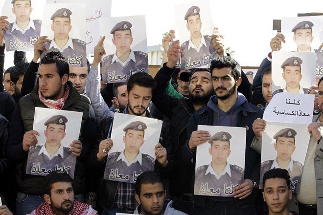 Người dân Jordan tập trung để cầu nguyện cho Muath al-Kasasbeh. Ảnh: AFP