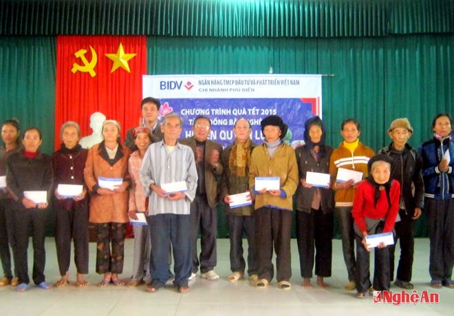 Ngân hàng BIDV Phủ Diễn tặng quà cho hộ nghèo cho xã Quỳnh Thọ